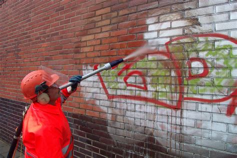 Entfernen Von Graffiti Aus Historischem Mauerwerk (Teil B)